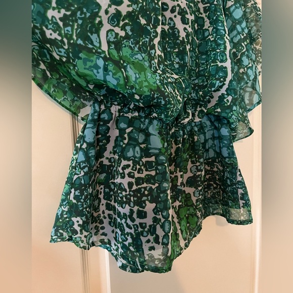 Jennifer Lopez Sleek Green Patterned Large Tiered Sleeve Blouse Women’s size S - Picture 8 of 15